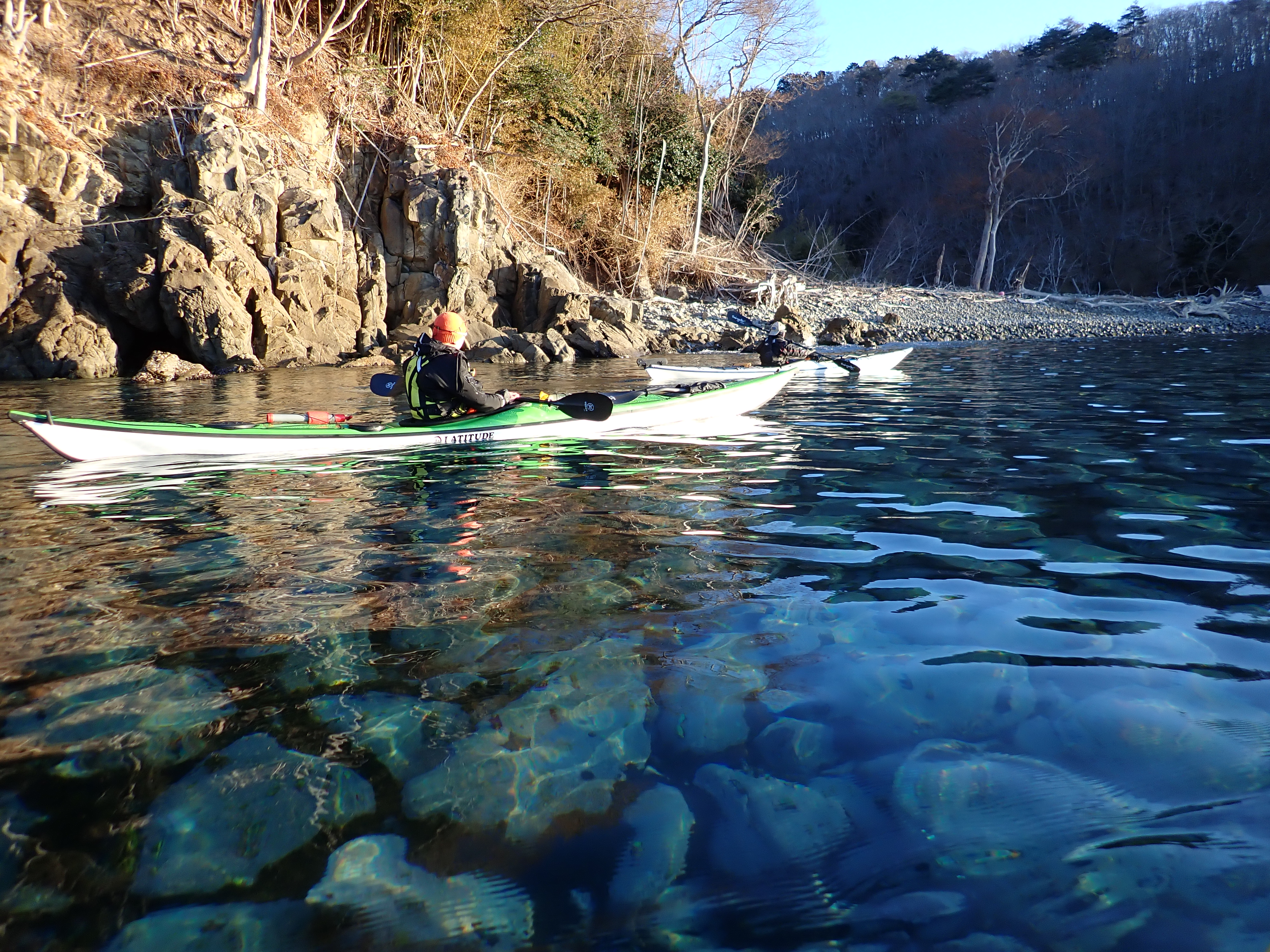 シーカヤック（SKUKラティテュード）と澄んだ海。海底の岩とヒトデが見える